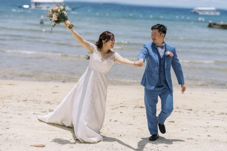 セブ島の海の前で楽しそうな新郎新婦