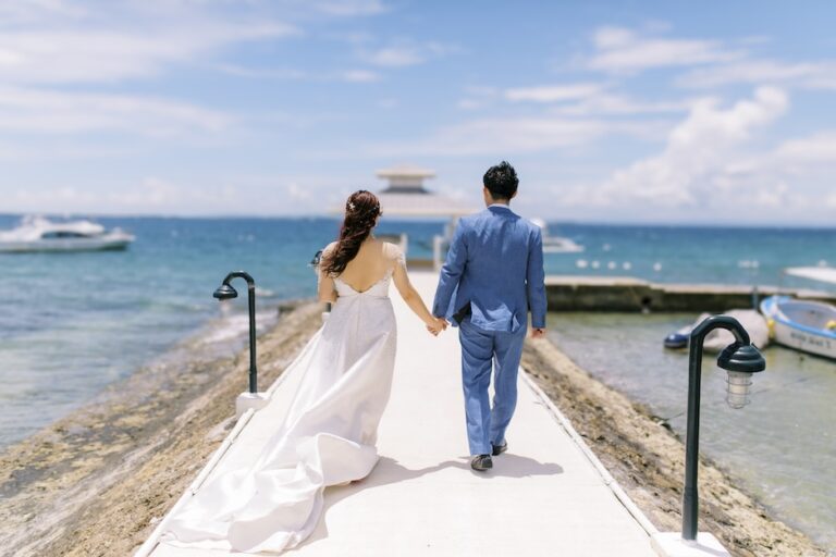 セブ島・海沿いを歩く新郎新婦