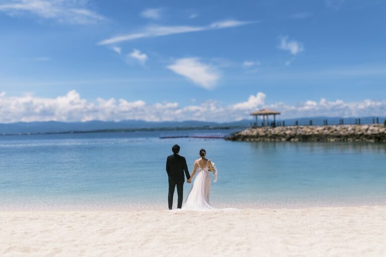 セブ島・綺麗な海の前の新郎新婦
