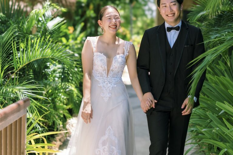 セブ島・手を繋ぎながら歩く新郎新婦