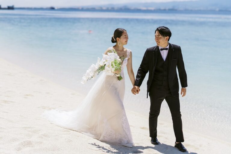 セブ島の綺麗なビーチを歩く新郎新婦