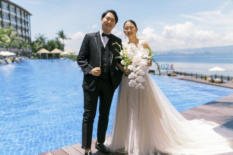 セブ島・プールの前で写真を撮る新郎新婦