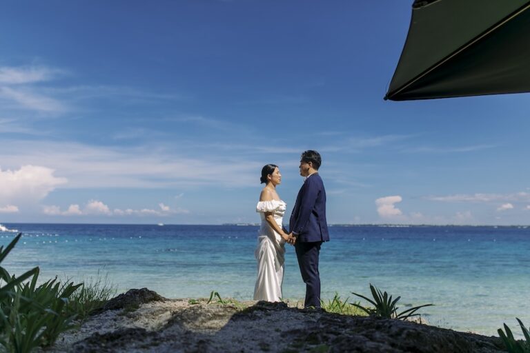 セブ島・海の前で見つめ合う新郎新婦
