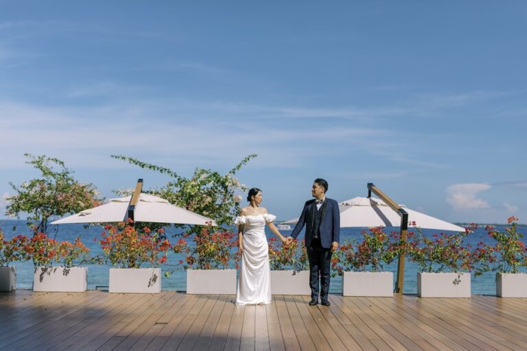 セブ島・海の前で手を繋いでいる新郎新婦