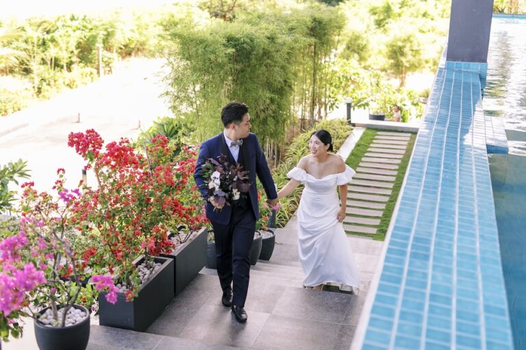 手を繋ぎながら階段を登る新郎新婦