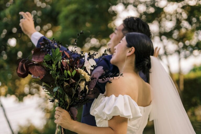 写真を撮る新郎新婦