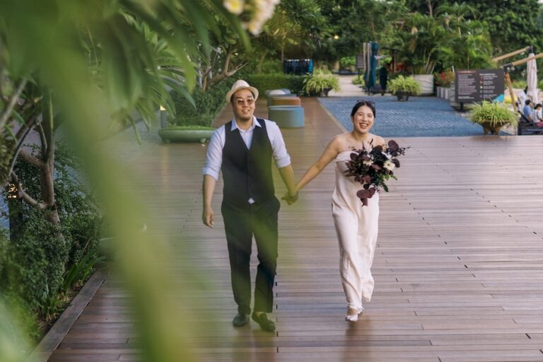 セブ島・手を繋ぎながら歩く新郎新婦