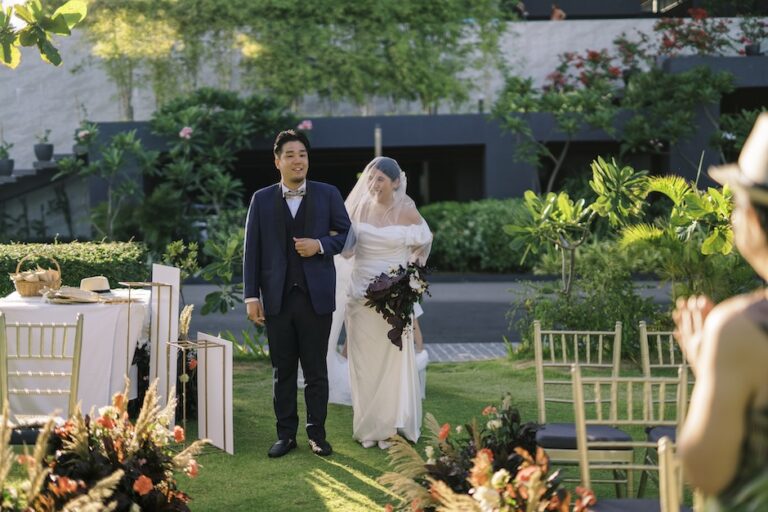 セブ島・参列者に迎えられる新郎新婦
